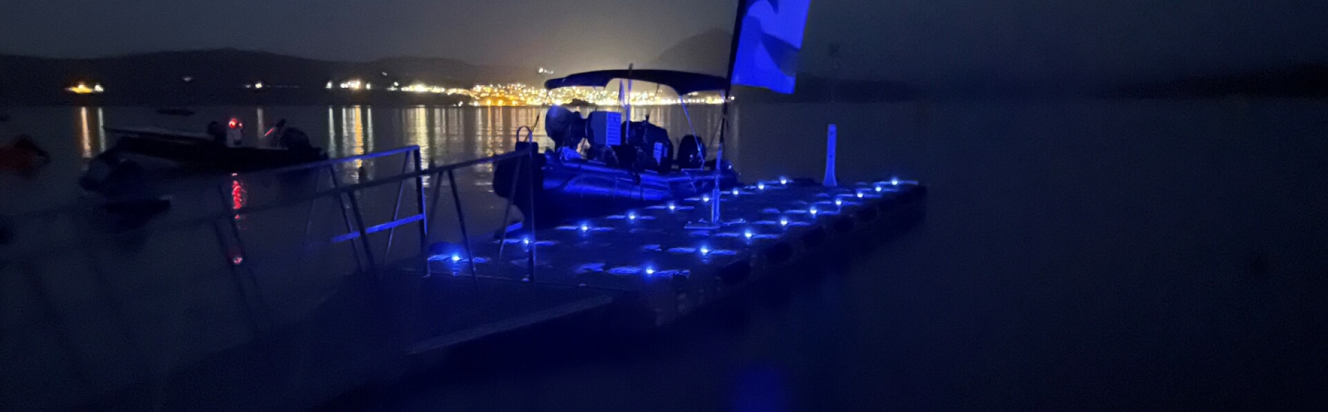 Φωτιζόμενη πλωτή εξέδρα θαλάσσης